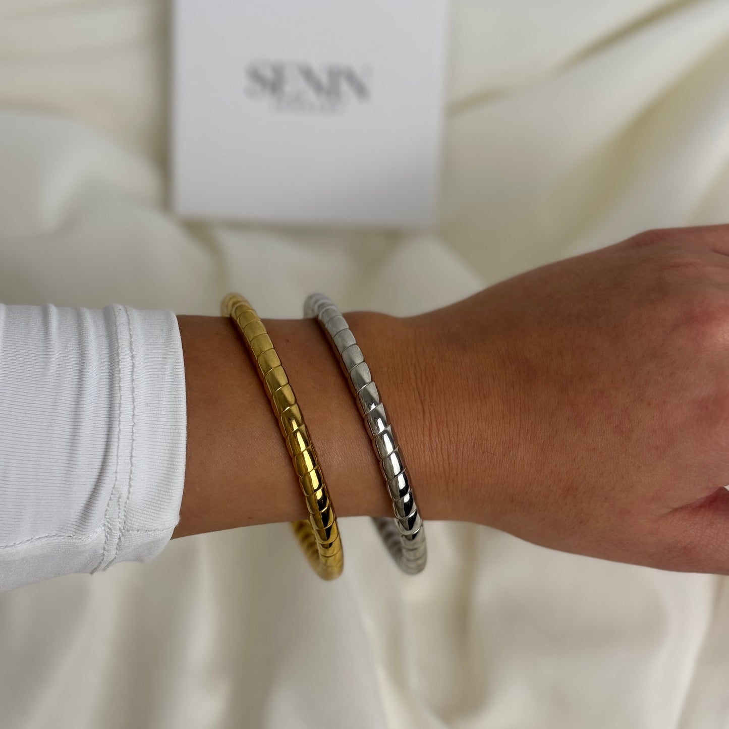 Whisper Armband